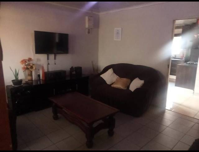 5 BEDROOM HOUSE FOR SALE IN ZONKIZIZWE